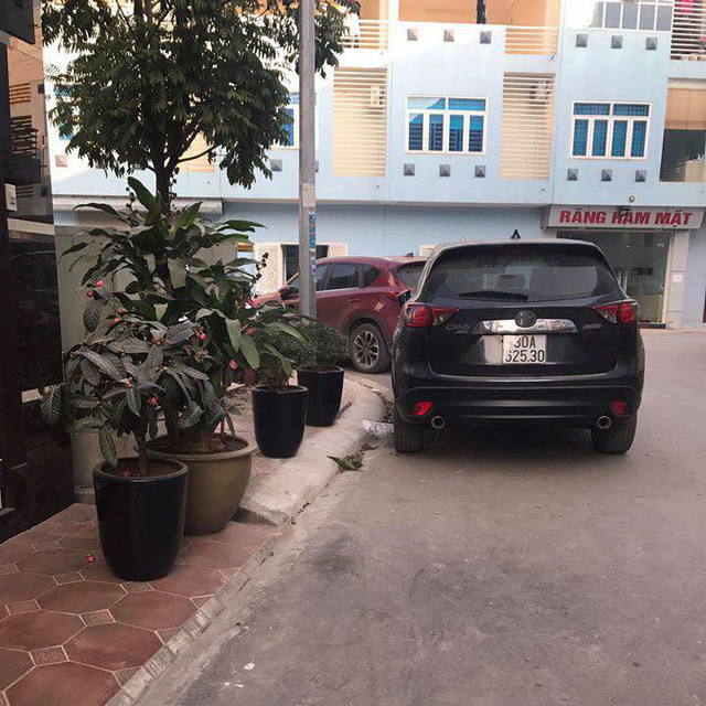 Chưa kịp đón Tết, bộ đôi Mazda CX-5 đã bị vặt trụi logo tại Hà Nội Chưa kịp đón Tết, bộ đôi Mazda CX-5 đã bị vặt trụi logo tại Hà Nội